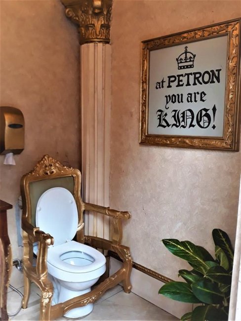 Королевский туалет на заправке