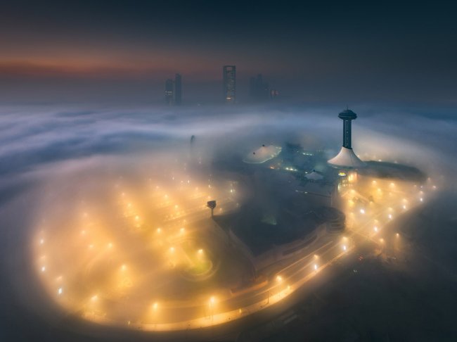 Небоскребы в тумане