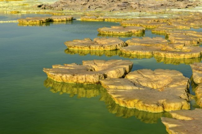 Кислотные озера в африканской пустыне