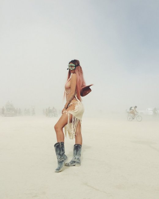 Алена Водонаева на фестивале Burning Man
