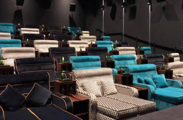 Очень комфортный кинотеатр в Швейцарии