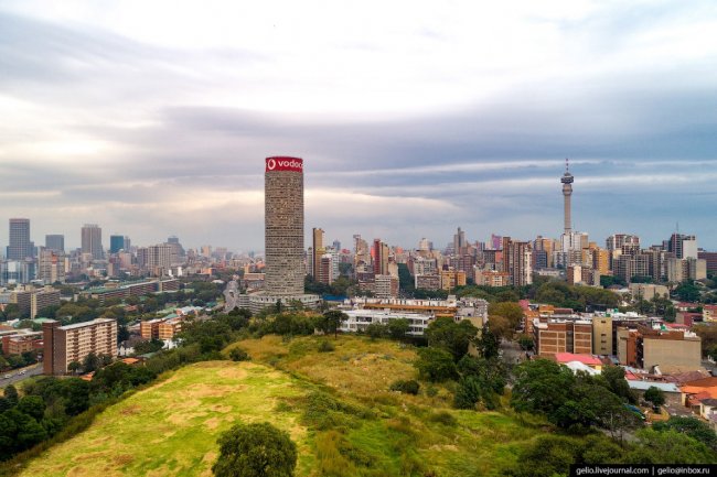 Знаменитый небоскреб Ponte City Apartments в Йоханнесбурге