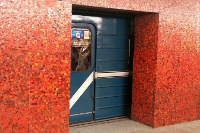 Зачем в Питерском метро станции с дверями?