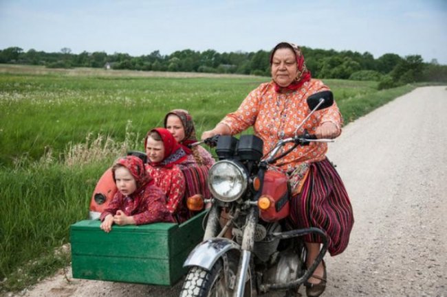 Эстонский остров Кихну, где живут одни женщины (6 фото)