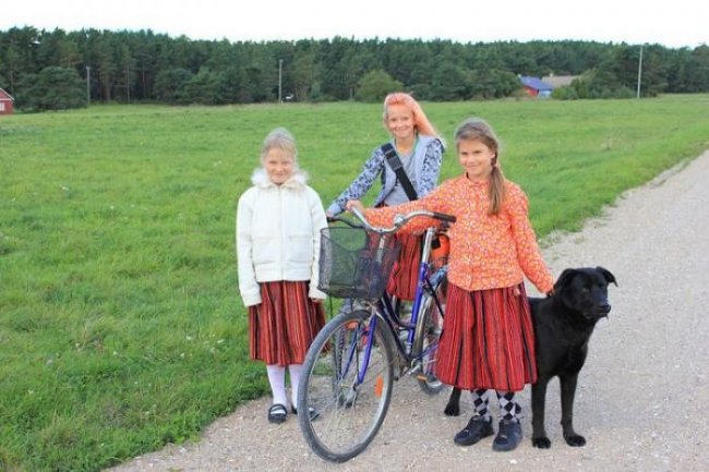 Эстонский остров Кихну, где живут одни женщины (6 фото)