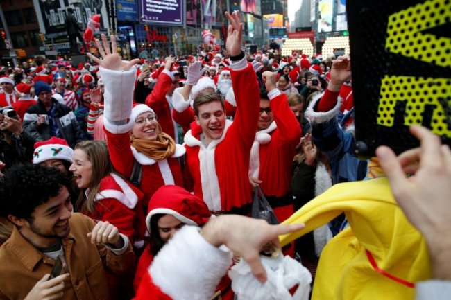 Санта-Клаусы и Деды Морозы шагают по планете