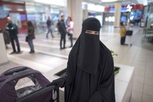 Как проходят паспортный контроль женщины-мусульманки (6 фото)