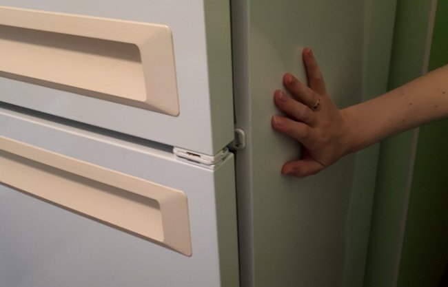 Что делать, если холодильник греется по бокам (5 фото)