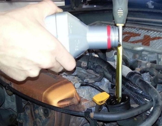 Простые способы залить моторное масло без воронки (5 фото)