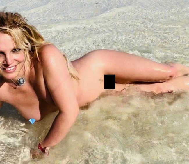 Бритни Спирс снялась на пляже голой, показав себя без лифчика и трусов