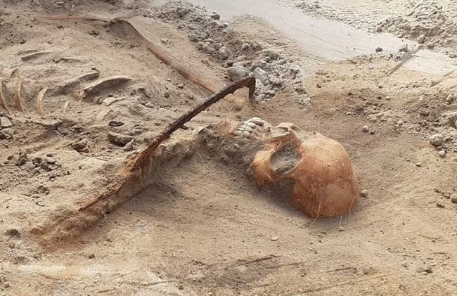В Польше нашли могилу девушки «вампира» из XVII века с приставленным серпом к горлу, чтобы она не восстала из мёртвых