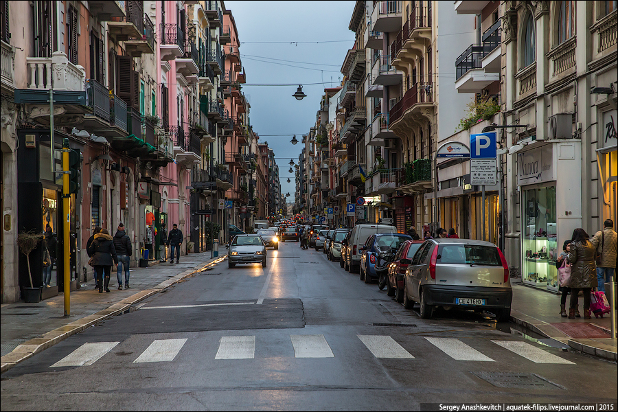 Бари улицы. Улочки Бари. Столица Италии. Безлюдная улица в Бари.