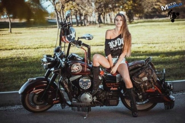 Сексуальные девушки и красивые мотоциклы