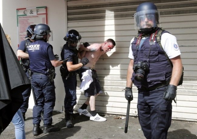 Столкновение болельщиков в Марселе (20 фото)