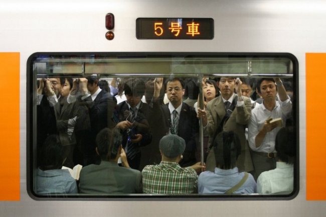 Осторожно, двери закрываются, или Как в японском метро людей в вагоны заталкивают