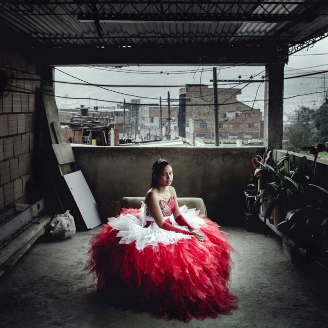 Ради праздника для дочки колумбийские родители готовы снять последние рубашки