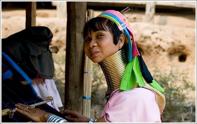 Женщины-жирафы племени падаунг в Бирме