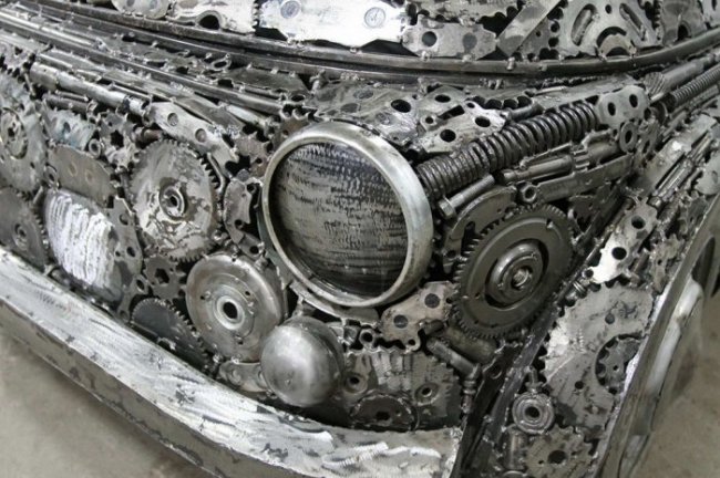 Знаковые автомобили в галерее металлических скульптур