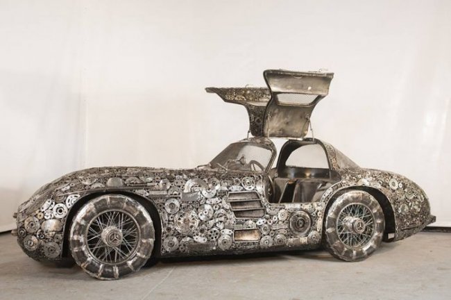 Знаковые автомобили в галерее металлических скульптур