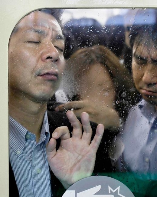 Как выглядит обычная давка в токийском метро