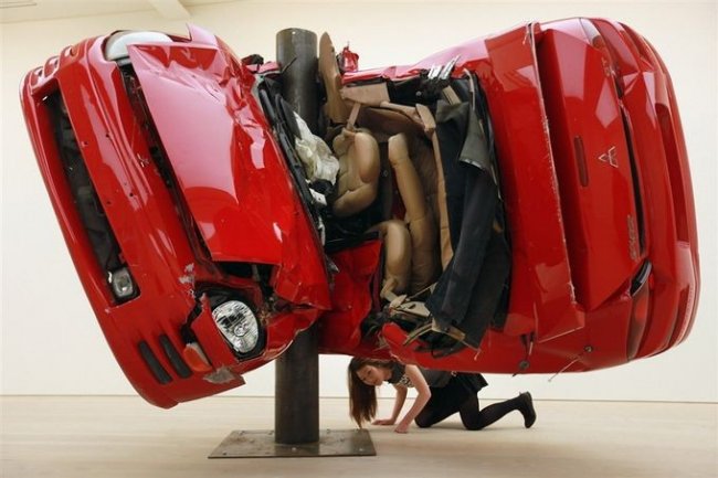 Скульптуры из разбитых машин (8 фото)
