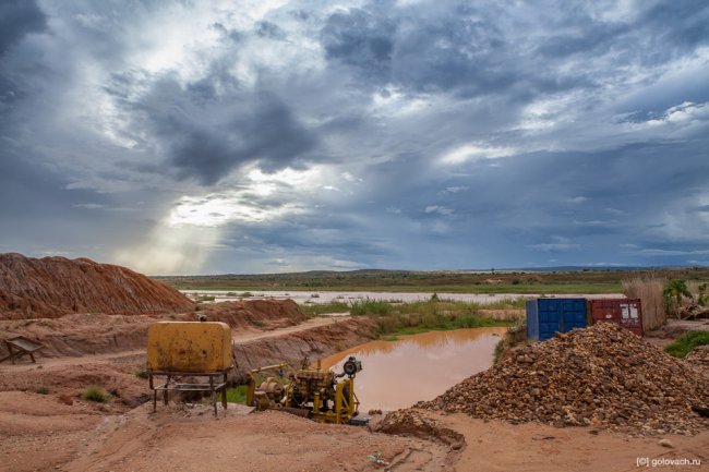 Как организована добыча сапфиров на Мадагаскаре