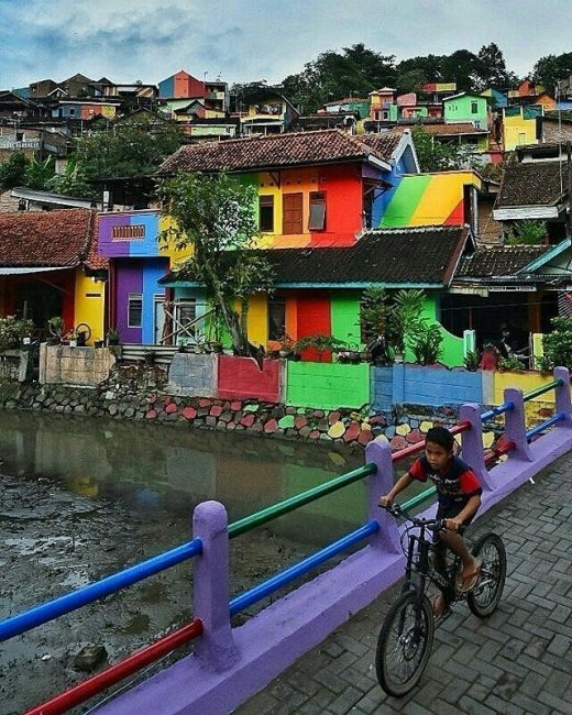 Красочная деревня Кампунг Пеланги в Индонезии