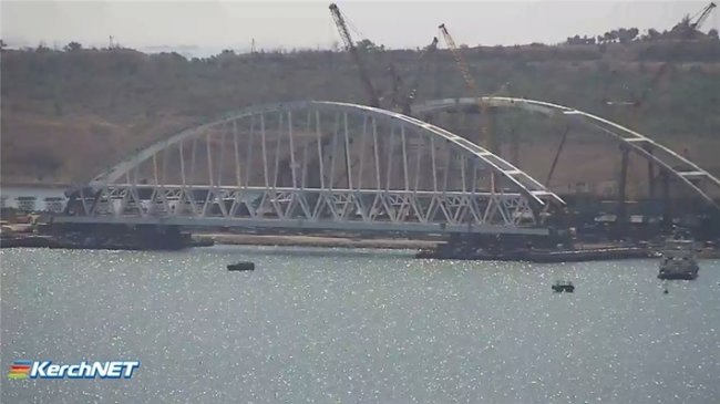 Началось выдвижение железнодорожной арки Крымского моста