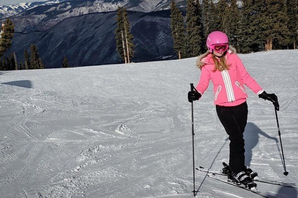 Пэрис Хилтон в образе Барби катается на горных лыжах