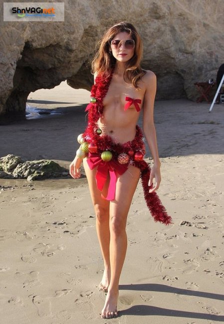 Голая Бланка Бланко, украшенная новогодней мишурой, разгуливала по пляжу Источник: pressa.tv