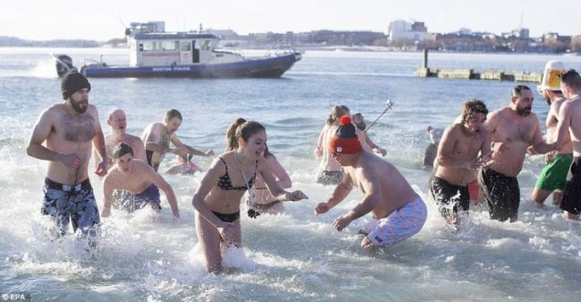 Новогодние купания в разных странах мира